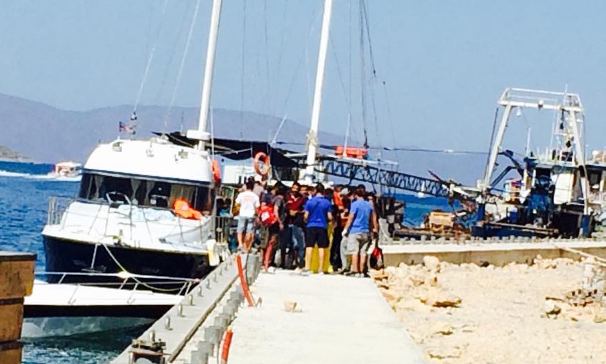 H Λέσβος σε κατάσταση πολιορκίας -«Bούλιαξε» από 4.000 μετανάστες [εικόνες & βίντεο] | iefimerida.gr 3