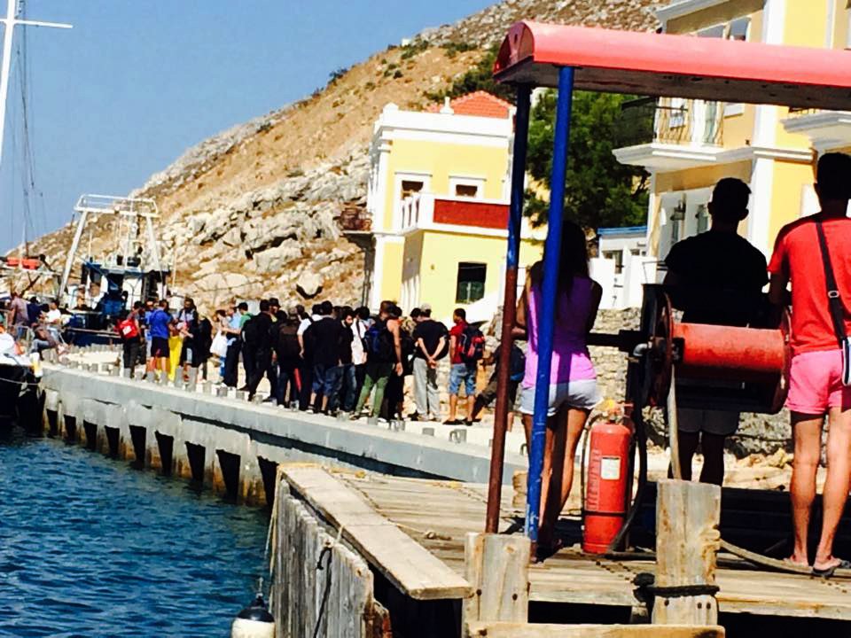 H Λέσβος σε κατάσταση πολιορκίας -«Bούλιαξε» από 4.000 μετανάστες [εικόνες & βίντεο] | iefimerida.gr 5