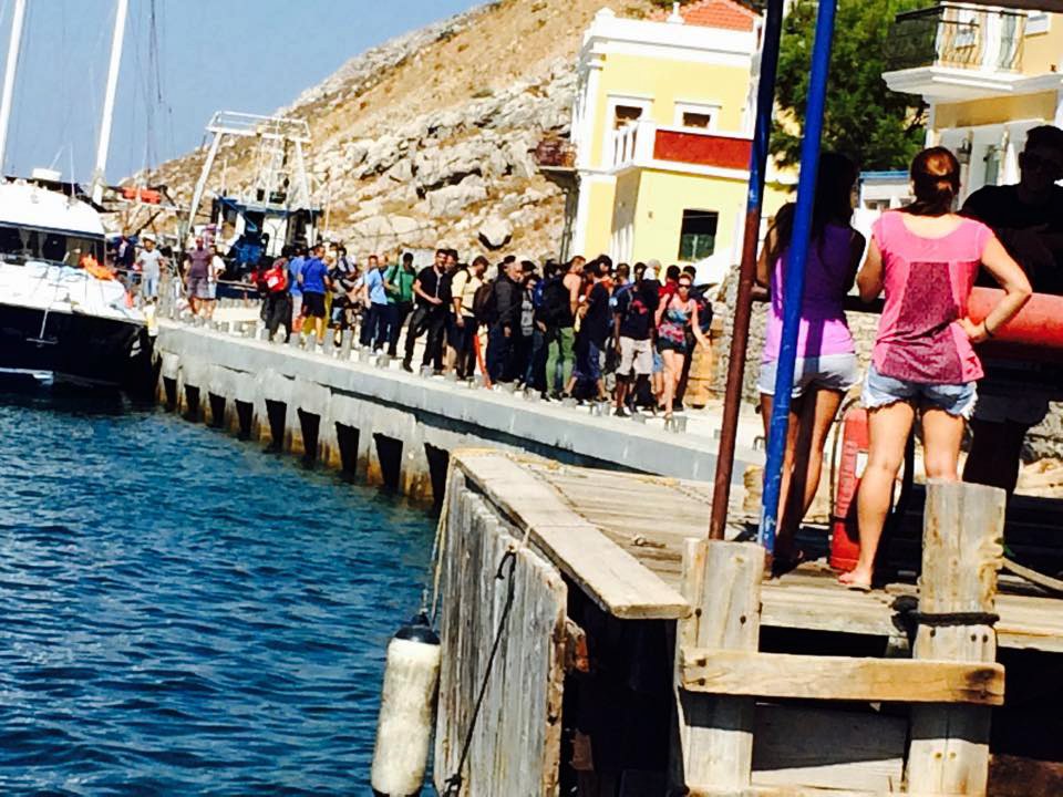 H Λέσβος σε κατάσταση πολιορκίας -«Bούλιαξε» από 4.000 μετανάστες [εικόνες & βίντεο] | iefimerida.gr 6