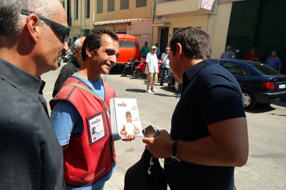 Ο Τσίπρας αγοράζει το περιοδικό «σχεδία» στο περιθώριο της συνδιάσκεψης του ΣΥΡΙΖΑ [εικόνες] | iefimerida.gr 3