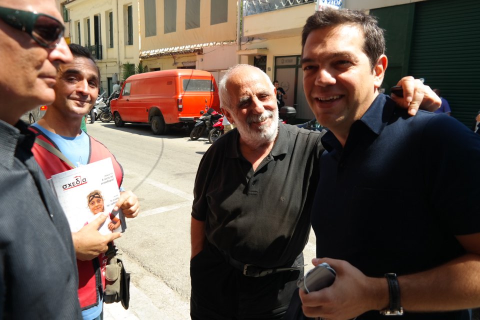 Ο Τσίπρας αγοράζει το περιοδικό «σχεδία» στο περιθώριο της συνδιάσκεψης του ΣΥΡΙΖΑ [εικόνες] | iefimerida.gr 1