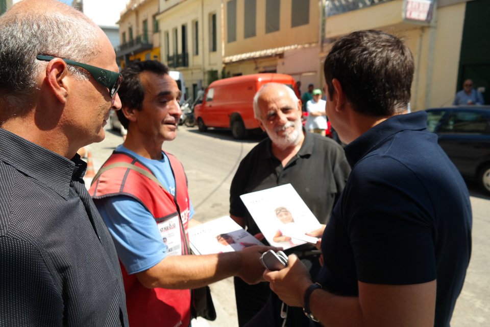 Ο Τσίπρας αγοράζει το περιοδικό «σχεδία» στο περιθώριο της συνδιάσκεψης του ΣΥΡΙΖΑ [εικόνες] | iefimerida.gr 0