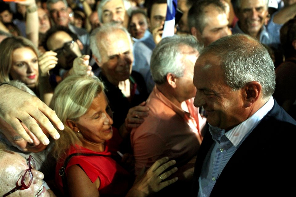 Αποθέωση για Καραμανλή-Σαμαρά στη Ρηγίλλης [εικόνες] | iefimerida.gr 3