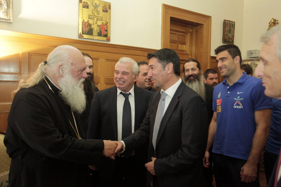 H Εθνική ομάδα ποδοσφαίρου στον Αρχιεπίσκοπο Ιερώνυμο [εικόνες] | iefimerida.gr 3