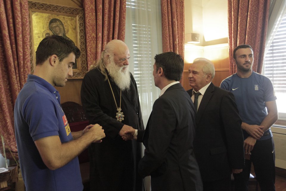 H Εθνική ομάδα ποδοσφαίρου στον Αρχιεπίσκοπο Ιερώνυμο [εικόνες] | iefimerida.gr 2