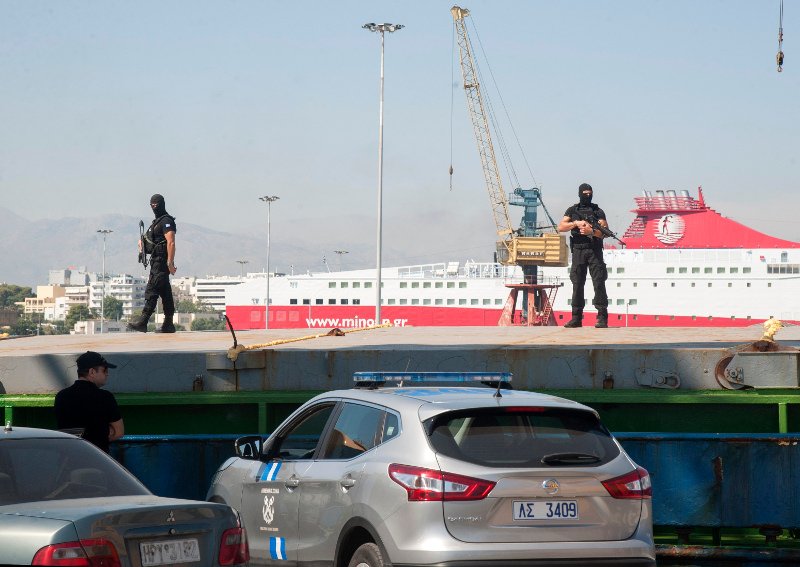 Μισό εκατομμύριο σφαίρες και 5.000 όπλα βρέθηκαν στο πλοίο στο Ηράκλειο [εικόνες] | iefimerida.gr 0