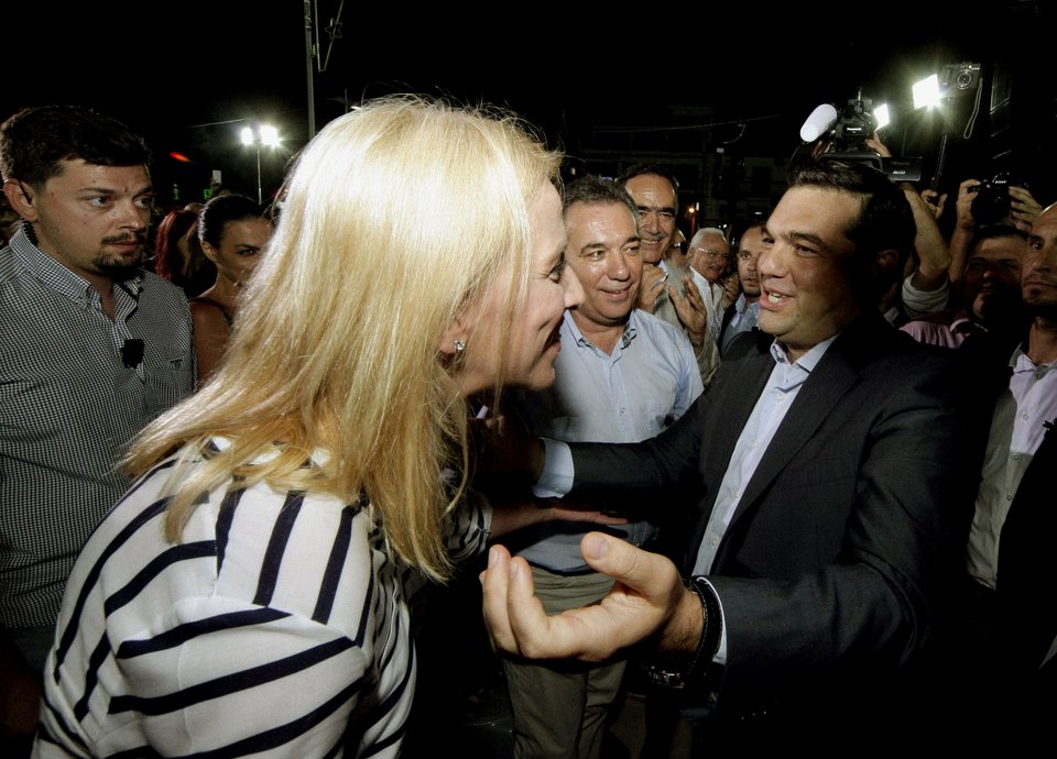 Σε ποια εμπιστεύτηκε το σακάκι του ο Τσίπρας [εικόνες]  | iefimerida.gr 0