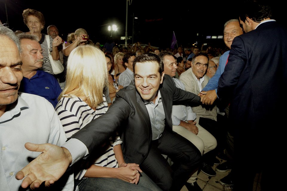 Oταν ο Τσίπρας προέτρεψε υφυπουργό να πιάσει το σακάκι του: «Πιάσε ύφασμα, πιάσε να δεις για να καταλάβεις» [εικόνες] | iefimerida.gr 1