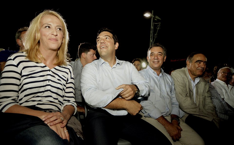 Σε ποια εμπιστεύτηκε το σακάκι του ο Τσίπρας [εικόνες]  | iefimerida.gr 5