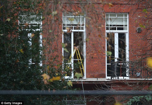 Δύο άνδρες νεκροί από μπαλκόνι που αποκολλήθηκε στο Λονδίνο [εικόνες & βίντεο] | iefimerida.gr 2