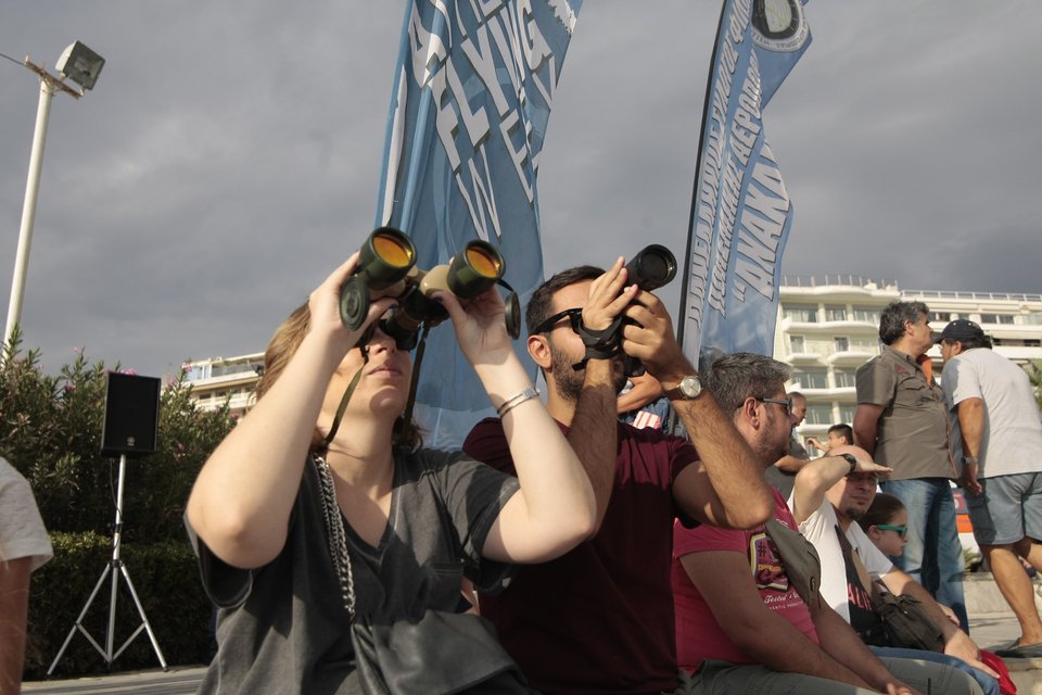 Εντυπωσιακό αεροπορικό σόου στον αττικό ουρανό: Ελιγμοί, φιγούρες, χρώματα και καρδιές [εικόνες] | iefimerida.gr 0