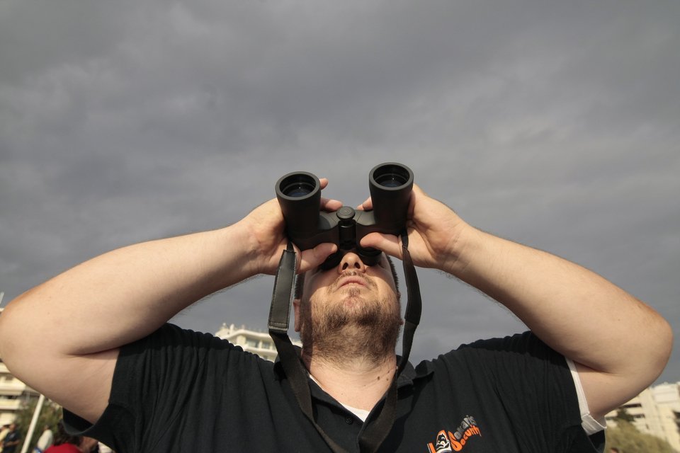 Εντυπωσιακό αεροπορικό σόου στον αττικό ουρανό: Ελιγμοί, φιγούρες, χρώματα και καρδιές [εικόνες] | iefimerida.gr 1