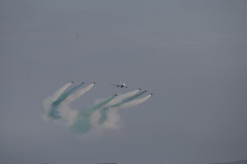 Εντυπωσιακό αεροπορικό σόου στον αττικό ουρανό: Ελιγμοί, φιγούρες, χρώματα και καρδιές [εικόνες] | iefimerida.gr 2