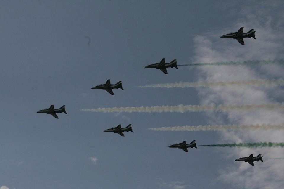 Εντυπωσιακό αεροπορικό σόου στον αττικό ουρανό: Ελιγμοί, φιγούρες, χρώματα και καρδιές [εικόνες] | iefimerida.gr 3