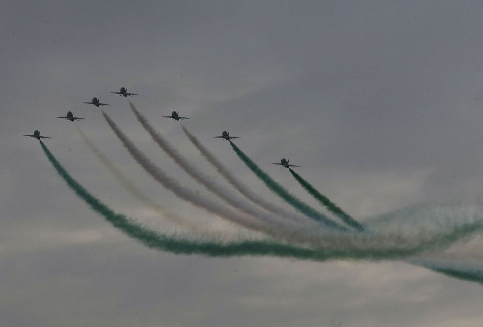 Εντυπωσιακό αεροπορικό σόου στον αττικό ουρανό: Ελιγμοί, φιγούρες, χρώματα και καρδιές [εικόνες] | iefimerida.gr 4