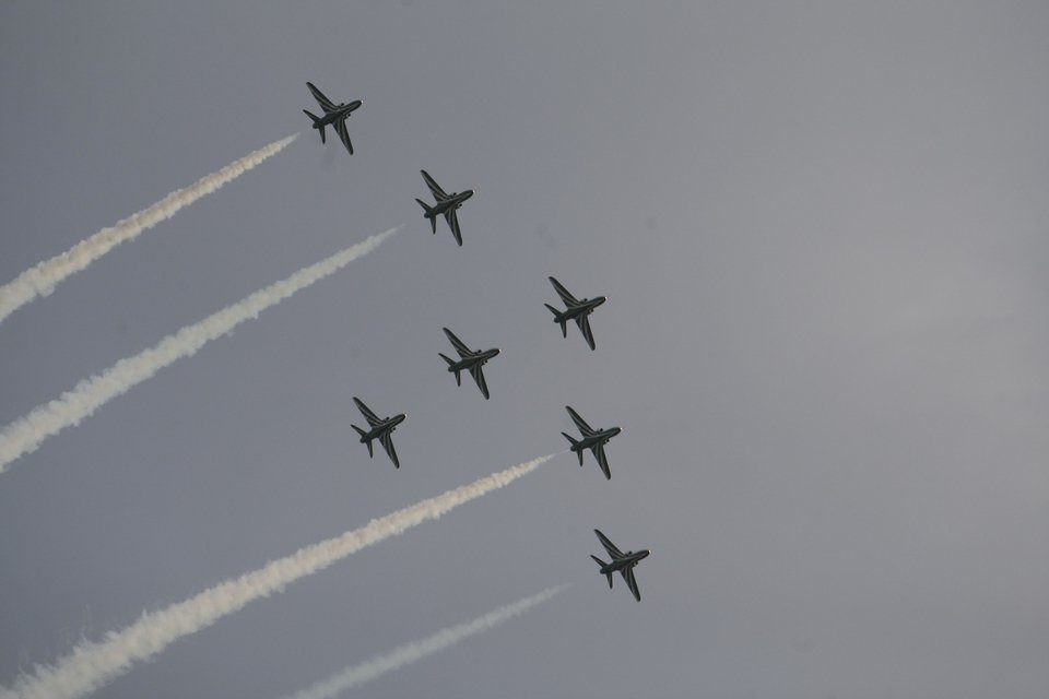 Εντυπωσιακό αεροπορικό σόου στον αττικό ουρανό: Ελιγμοί, φιγούρες, χρώματα και καρδιές [εικόνες] | iefimerida.gr 5