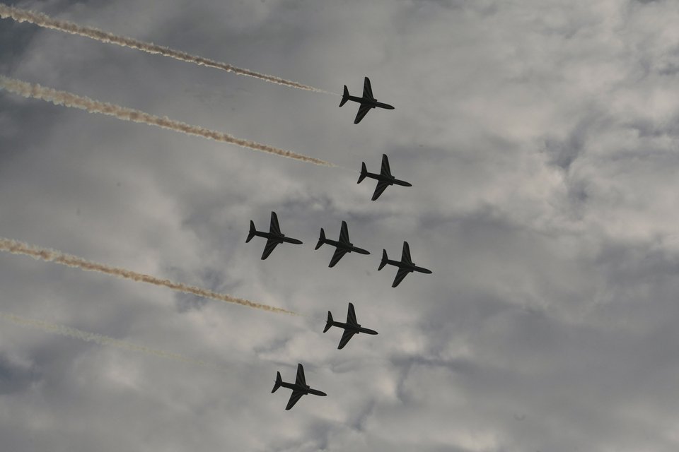 Εντυπωσιακό αεροπορικό σόου στον αττικό ουρανό: Ελιγμοί, φιγούρες, χρώματα και καρδιές [εικόνες] | iefimerida.gr 6