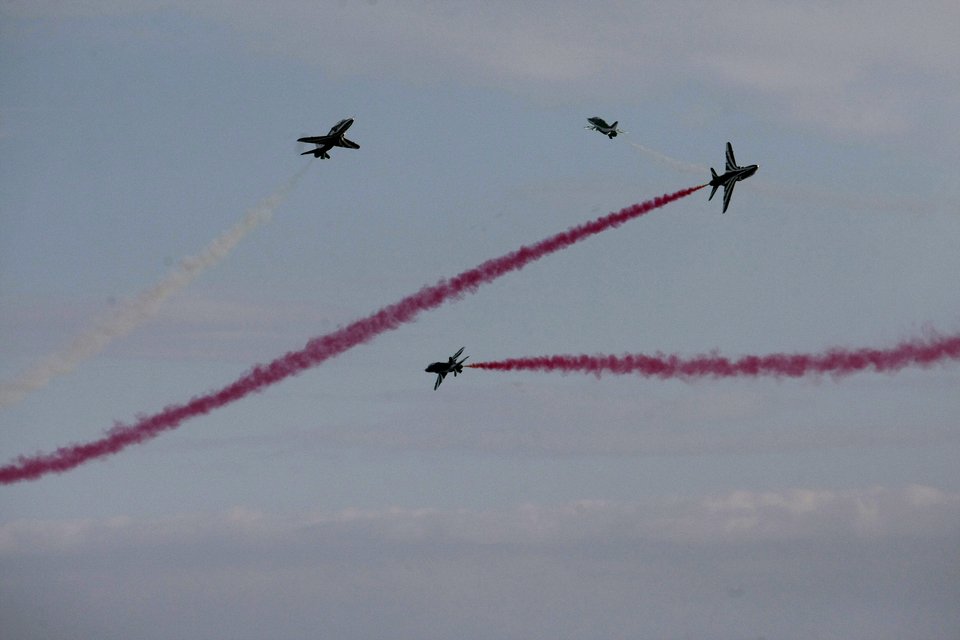 Εντυπωσιακό αεροπορικό σόου στον αττικό ουρανό: Ελιγμοί, φιγούρες, χρώματα και καρδιές [εικόνες] | iefimerida.gr 7