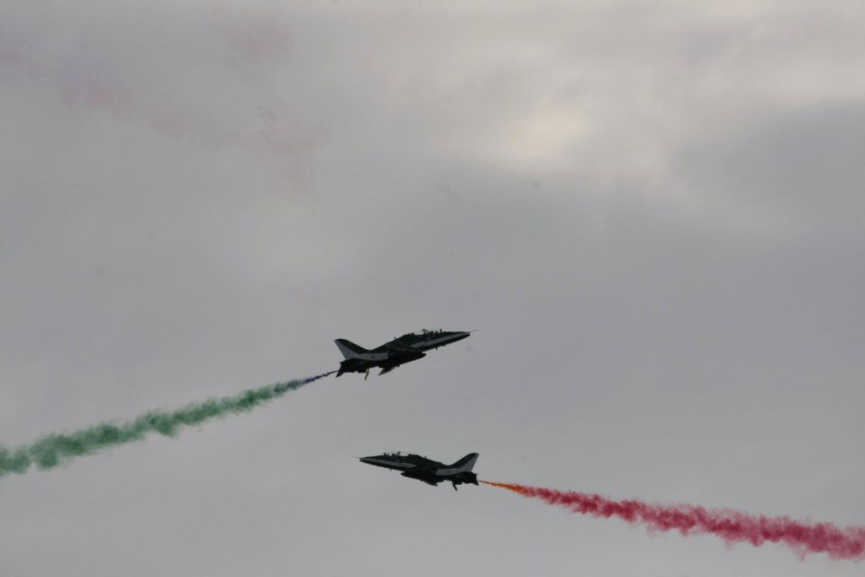 Εντυπωσιακό αεροπορικό σόου στον αττικό ουρανό: Ελιγμοί, φιγούρες, χρώματα και καρδιές [εικόνες] | iefimerida.gr 8