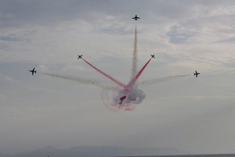 Εντυπωσιακό αεροπορικό σόου στον αττικό ουρανό: Ελιγμοί, φιγούρες, χρώματα και καρδιές [εικόνες] | iefimerida.gr 9