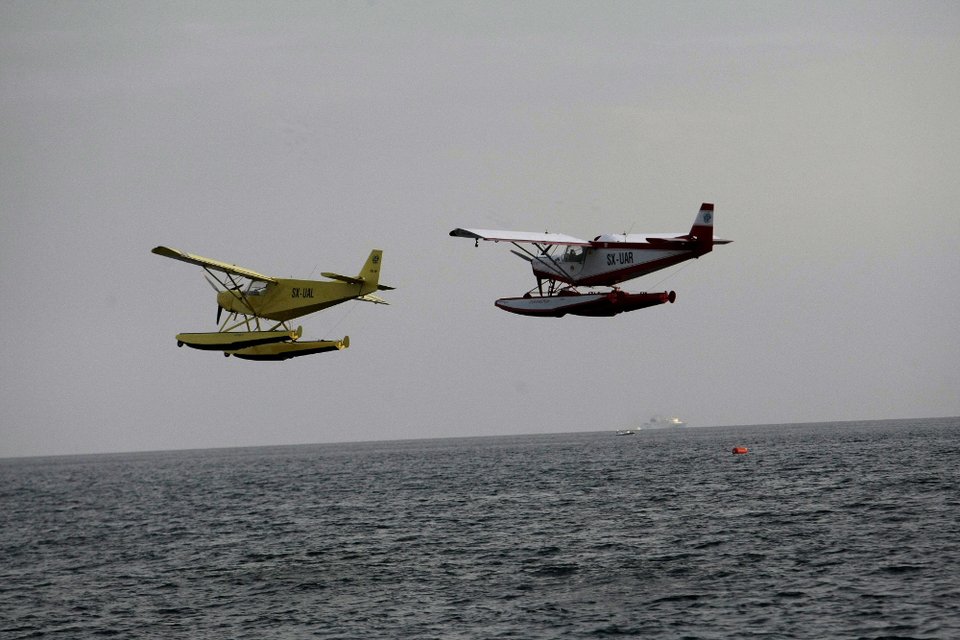 Εντυπωσιακό αεροπορικό σόου στον αττικό ουρανό: Ελιγμοί, φιγούρες, χρώματα και καρδιές [εικόνες] | iefimerida.gr 10