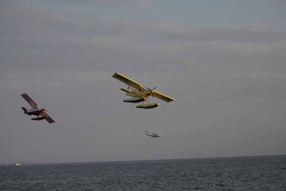 Εντυπωσιακό αεροπορικό σόου στον αττικό ουρανό: Ελιγμοί, φιγούρες, χρώματα και καρδιές [εικόνες] | iefimerida.gr 11