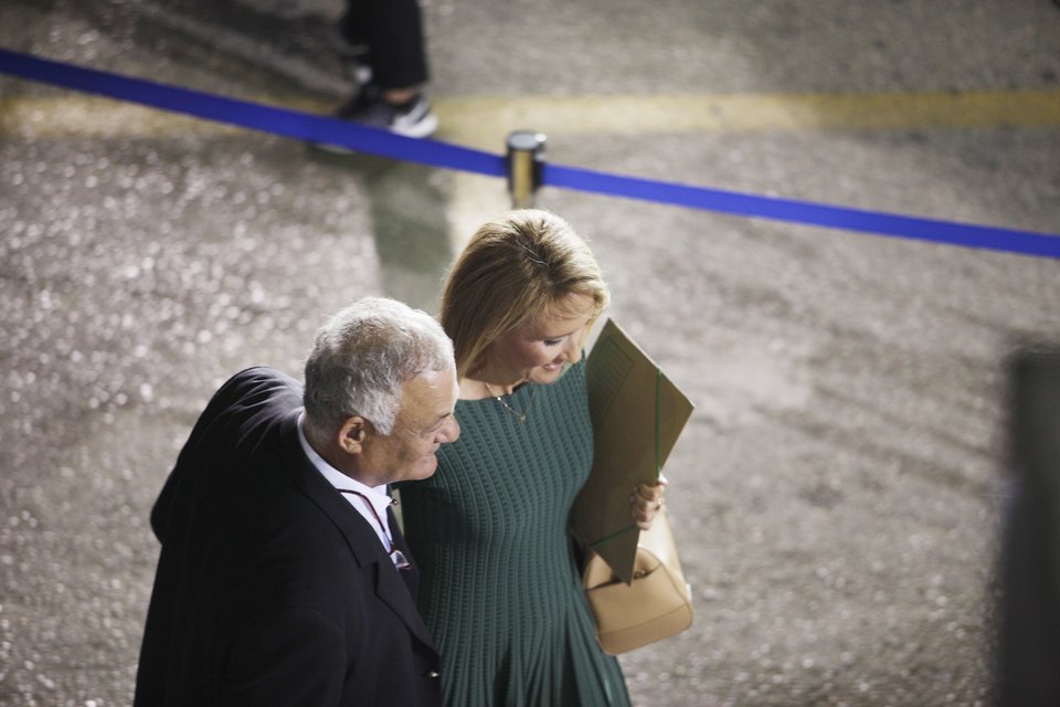 Οι κομψές του ντιμπέιτ -Σία Κοσιώνη στα λευκά, λαμπερή η Ολγα, στα πράσινα η Μάρα [εικόνες] | iefimerida.gr 1