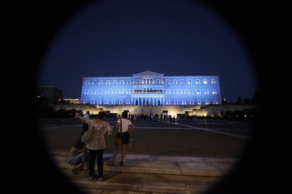 Η Βουλή έγινε... μπλε για την Δημοκρατία [εικόνες] | iefimerida.gr 2
