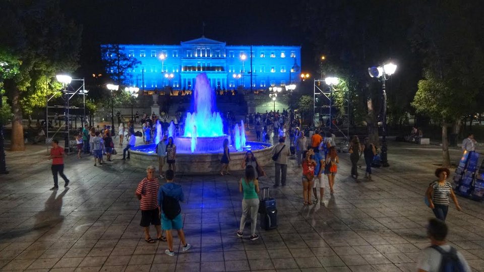 Η Βουλή έγινε... μπλε για την Δημοκρατία [εικόνες] | iefimerida.gr 1