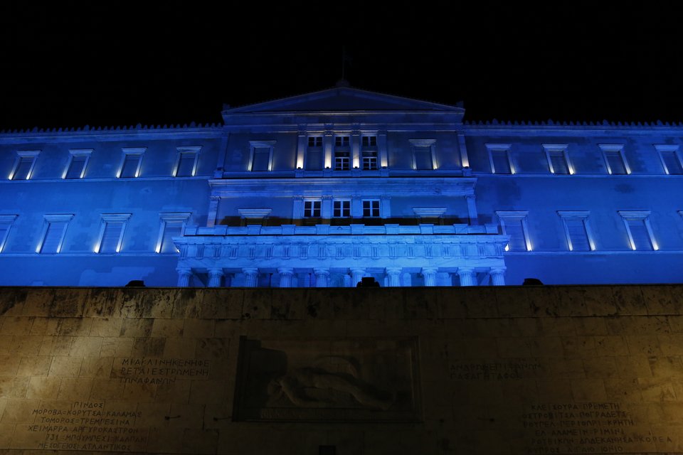 Η Βουλή έγινε... μπλε για την Δημοκρατία [εικόνες] | iefimerida.gr 3