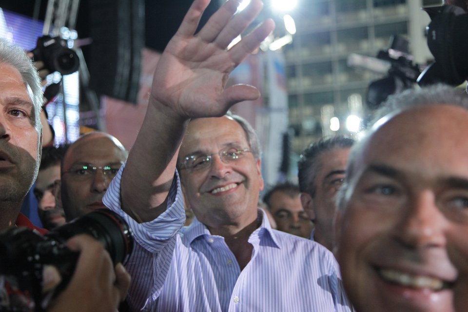 Καραμανλής και Σαμαράς στο πλάι του Μεϊμαράκη στην Ομόνοια [εικόνες] | iefimerida.gr 3