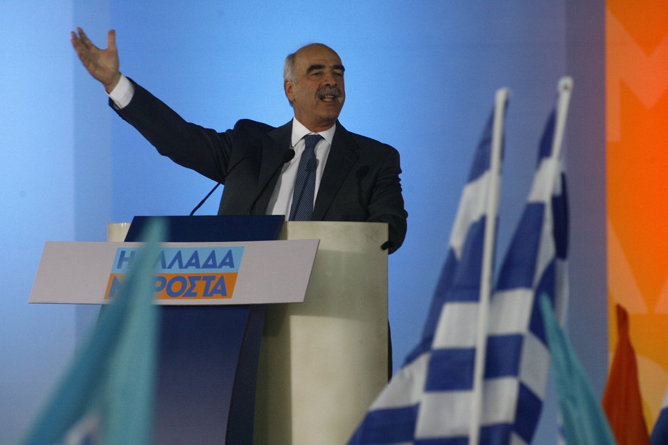 Καραμανλής και Σαμαράς στο πλάι του Μεϊμαράκη στην Ομόνοια [εικόνες] | iefimerida.gr 2