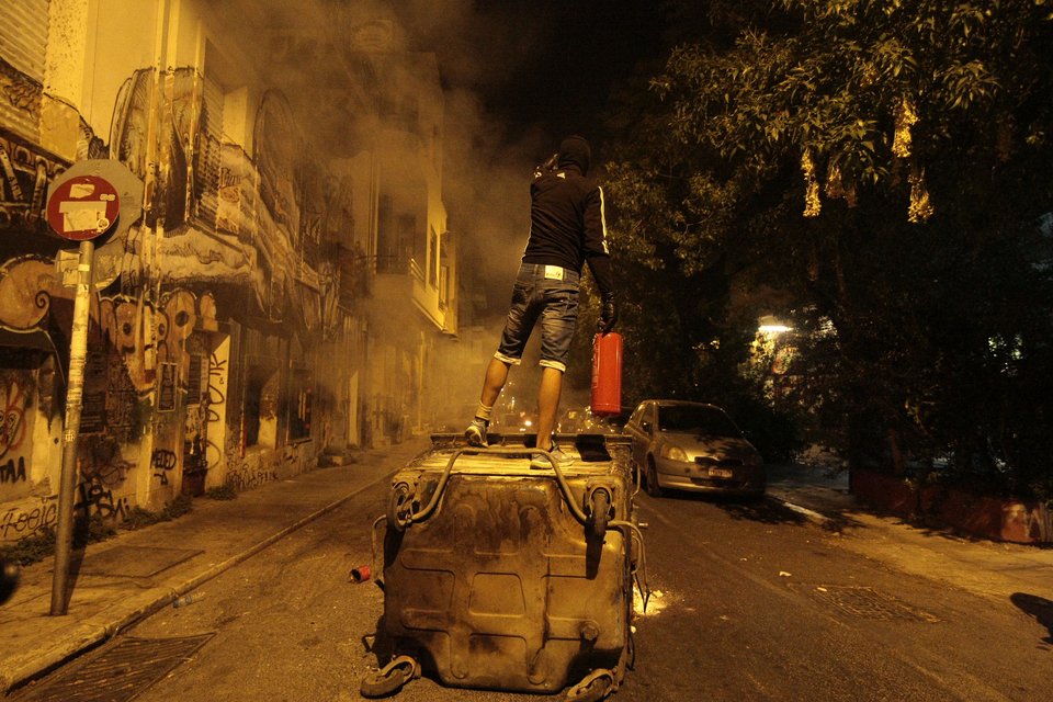 Μολότοφ και επεισόδια στα Εξάρχεια – Τρεις αστυνομικοί τραυματίες [εικόνες]  | iefimerida.gr 1