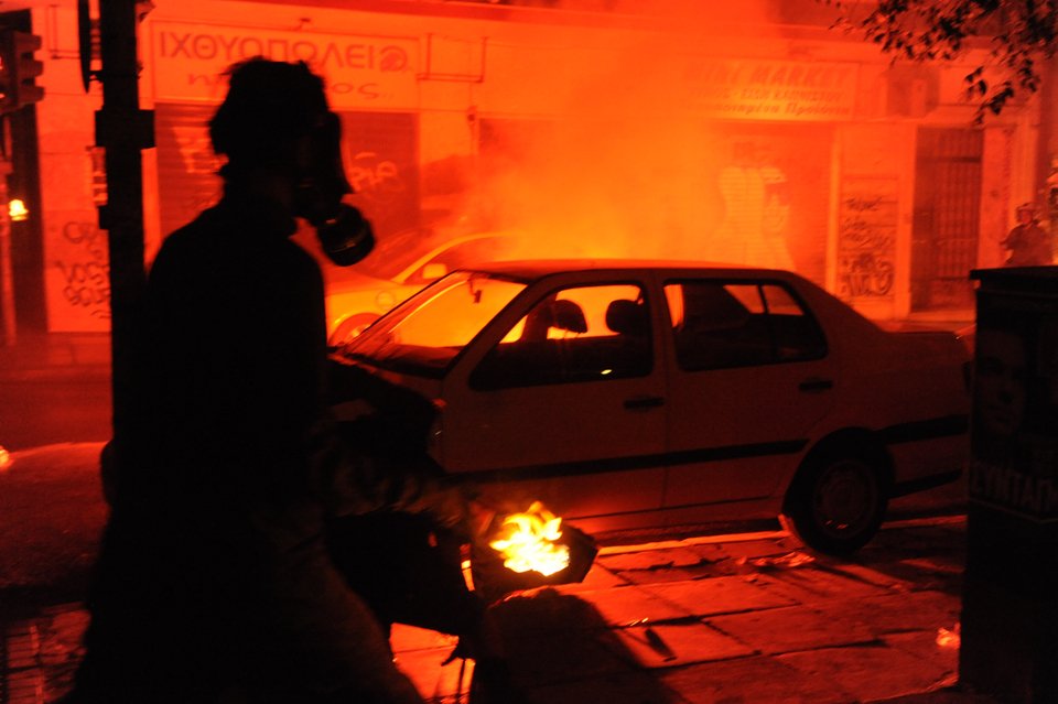 Μολότοφ και επεισόδια στα Εξάρχεια – Τρεις αστυνομικοί τραυματίες [εικόνες]  | iefimerida.gr 0