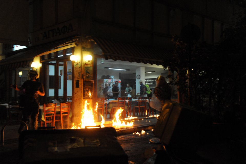 Μολότοφ και επεισόδια στα Εξάρχεια – Τρεις αστυνομικοί τραυματίες [εικόνες]  | iefimerida.gr 2