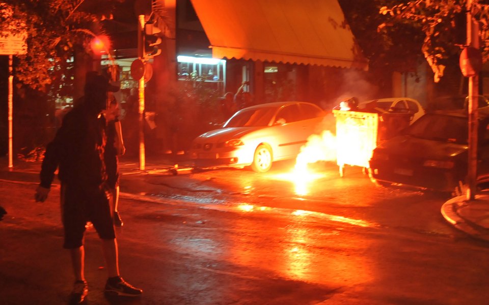 Μολότοφ και επεισόδια στα Εξάρχεια – Τρεις αστυνομικοί τραυματίες [εικόνες]  | iefimerida.gr 3