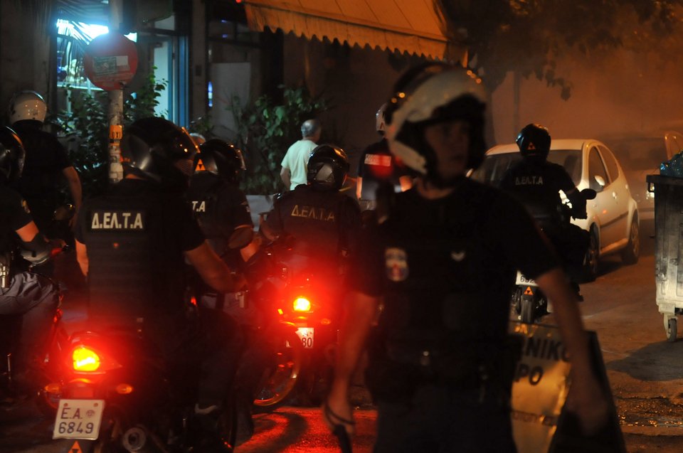 Μολότοφ και επεισόδια στα Εξάρχεια – Τρεις αστυνομικοί τραυματίες [εικόνες]  | iefimerida.gr 4