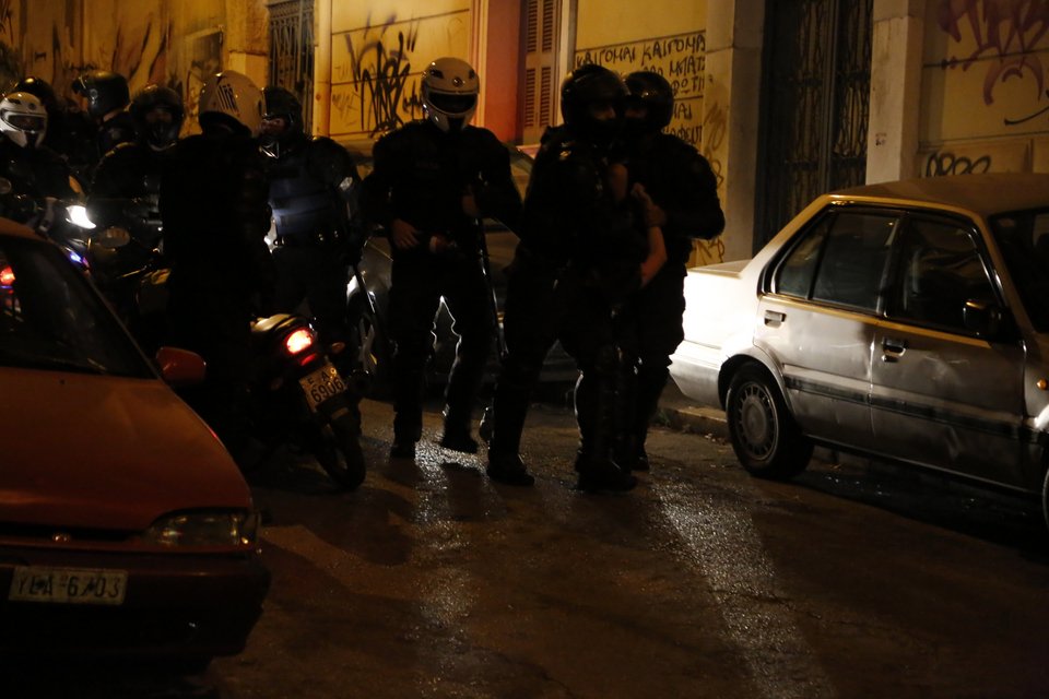 Μολότοφ και επεισόδια στα Εξάρχεια – Τρεις αστυνομικοί τραυματίες [εικόνες]  | iefimerida.gr 10