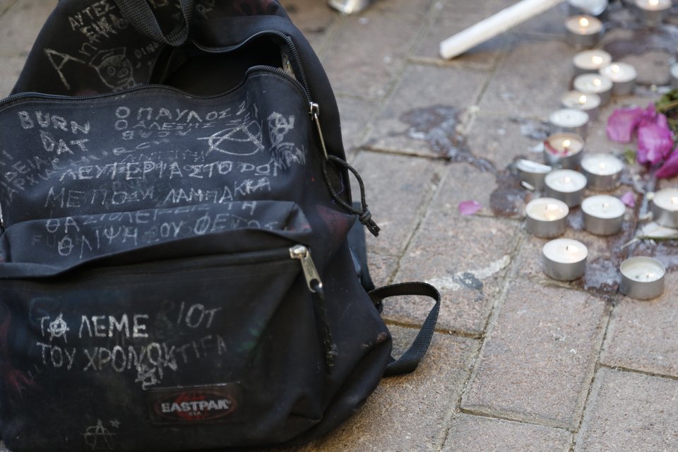 Επεισόδια στην πορεία μνήμης για τον Παύλο Φύσσα στο Κερατσίνι - Μολότοφ και βόμβες κρότου λάμψης [εικόνες & βίντεο] | iefimerida.gr 0