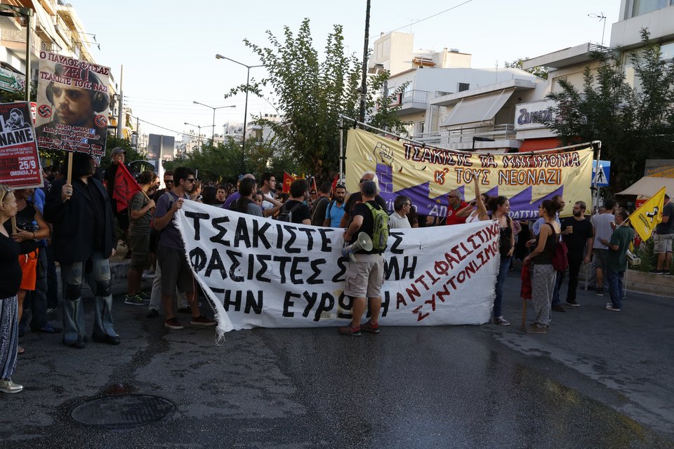Επεισόδια στην πορεία μνήμης για τον Παύλο Φύσσα στο Κερατσίνι - Μολότοφ και βόμβες κρότου λάμψης [εικόνες & βίντεο] | iefimerida.gr 2