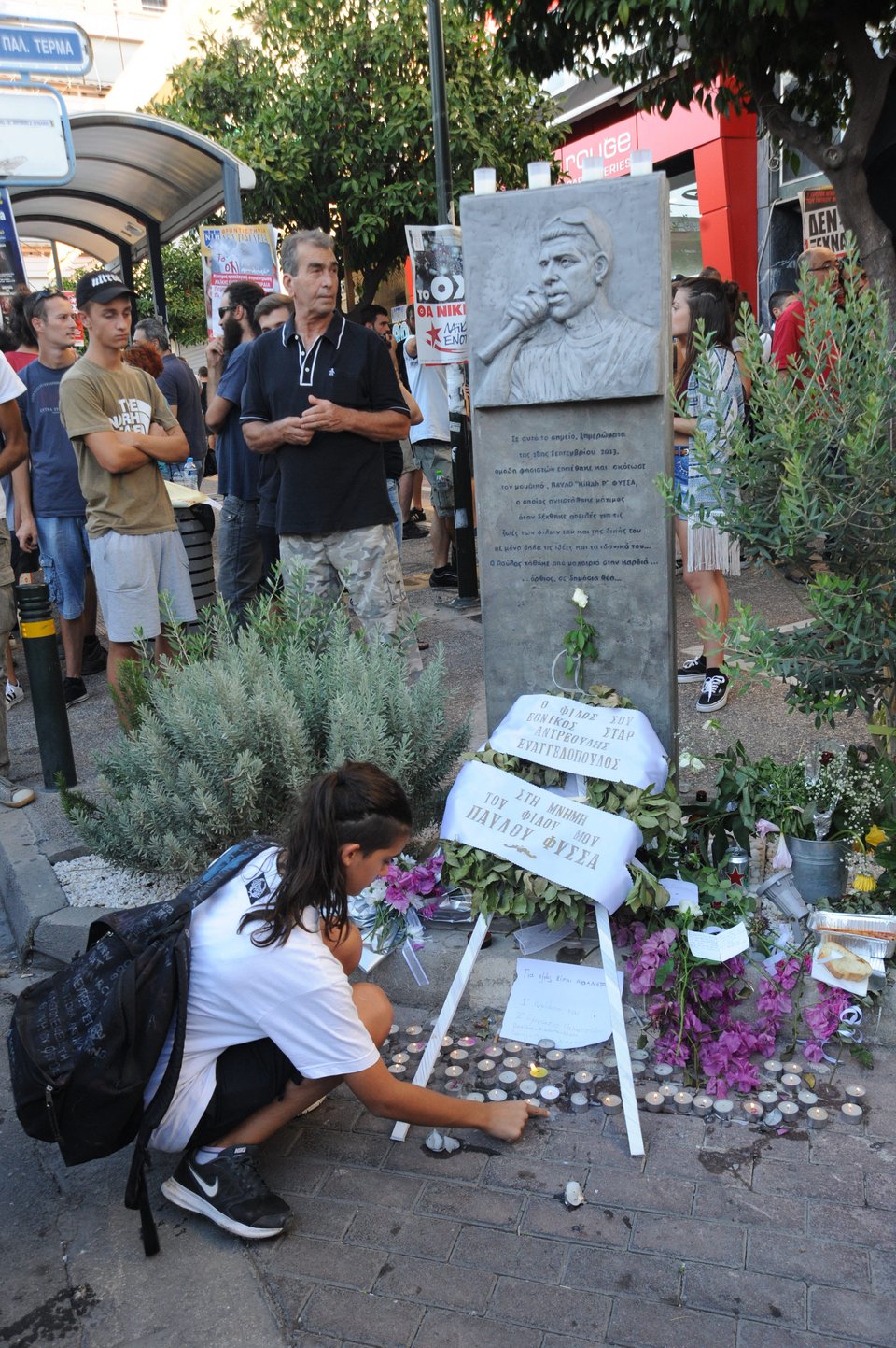 Επεισόδια στην πορεία μνήμης για τον Παύλο Φύσσα στο Κερατσίνι - Μολότοφ και βόμβες κρότου λάμψης [εικόνες & βίντεο] | iefimerida.gr 3