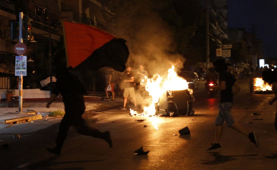 Είκοσι έξι προσαγωγές και δύο συλλήψεις μετά τα επεισόδια στο Κερατσίνι [εικόνες]  | iefimerida.gr 1