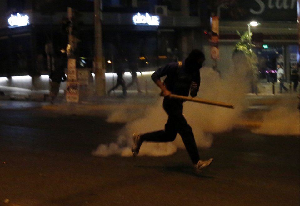 Είκοσι έξι προσαγωγές και δύο συλλήψεις μετά τα επεισόδια στο Κερατσίνι [εικόνες]  | iefimerida.gr 3