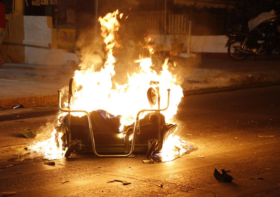 Είκοσι έξι προσαγωγές και δύο συλλήψεις μετά τα επεισόδια στο Κερατσίνι [εικόνες]  | iefimerida.gr 2