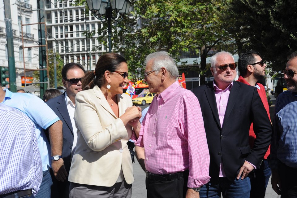 Ο Μεϊμαράκης θυμήθηκε τα νιάτα του -Αγκαλιές και χειροκροτήματα στο εκλογικό κέντρο [εικόνες]   | iefimerida.gr 4