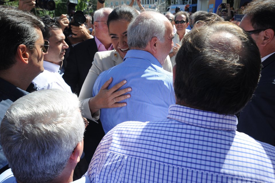 Ο Μεϊμαράκης θυμήθηκε τα νιάτα του -Αγκαλιές και χειροκροτήματα στο εκλογικό κέντρο [εικόνες]   | iefimerida.gr 3