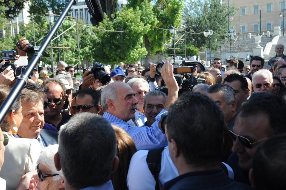 Ο Μεϊμαράκης θυμήθηκε τα νιάτα του -Αγκαλιές και χειροκροτήματα στο εκλογικό κέντρο [εικόνες]   | iefimerida.gr 5