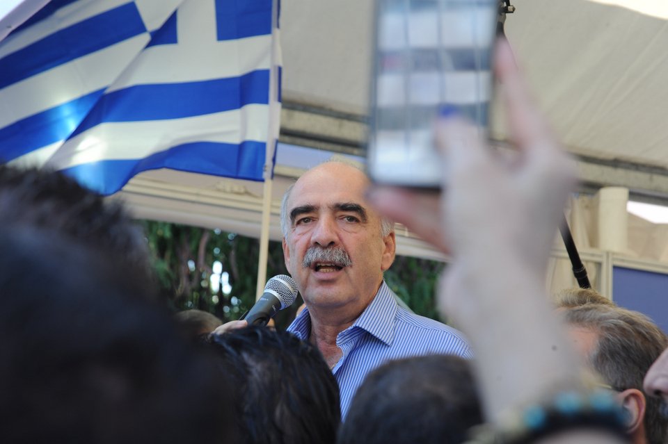 Ο Μεϊμαράκης θυμήθηκε τα νιάτα του -Αγκαλιές και χειροκροτήματα στο εκλογικό κέντρο [εικόνες]   | iefimerida.gr 0