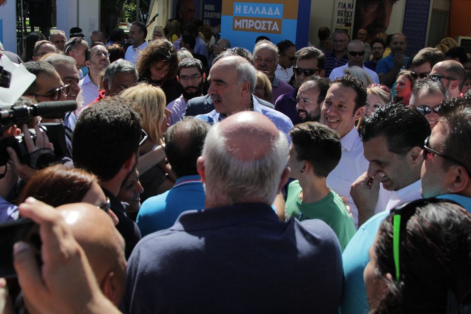 Ο Μεϊμαράκης θυμήθηκε τα νιάτα του -Αγκαλιές και χειροκροτήματα στο εκλογικό κέντρο [εικόνες]   | iefimerida.gr 6