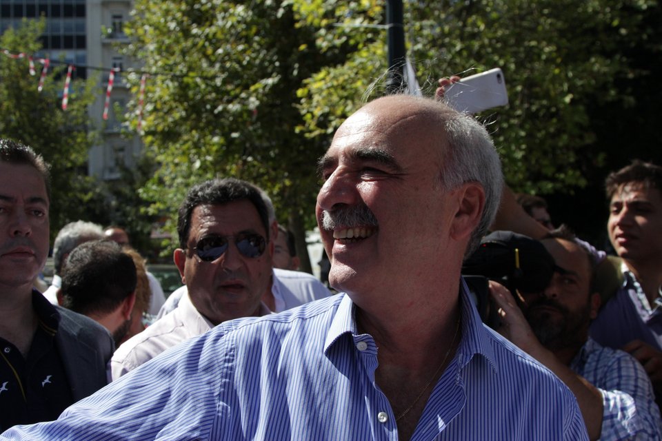 Ο Μεϊμαράκης θυμήθηκε τα νιάτα του -Αγκαλιές και χειροκροτήματα στο εκλογικό κέντρο [εικόνες]   | iefimerida.gr 2